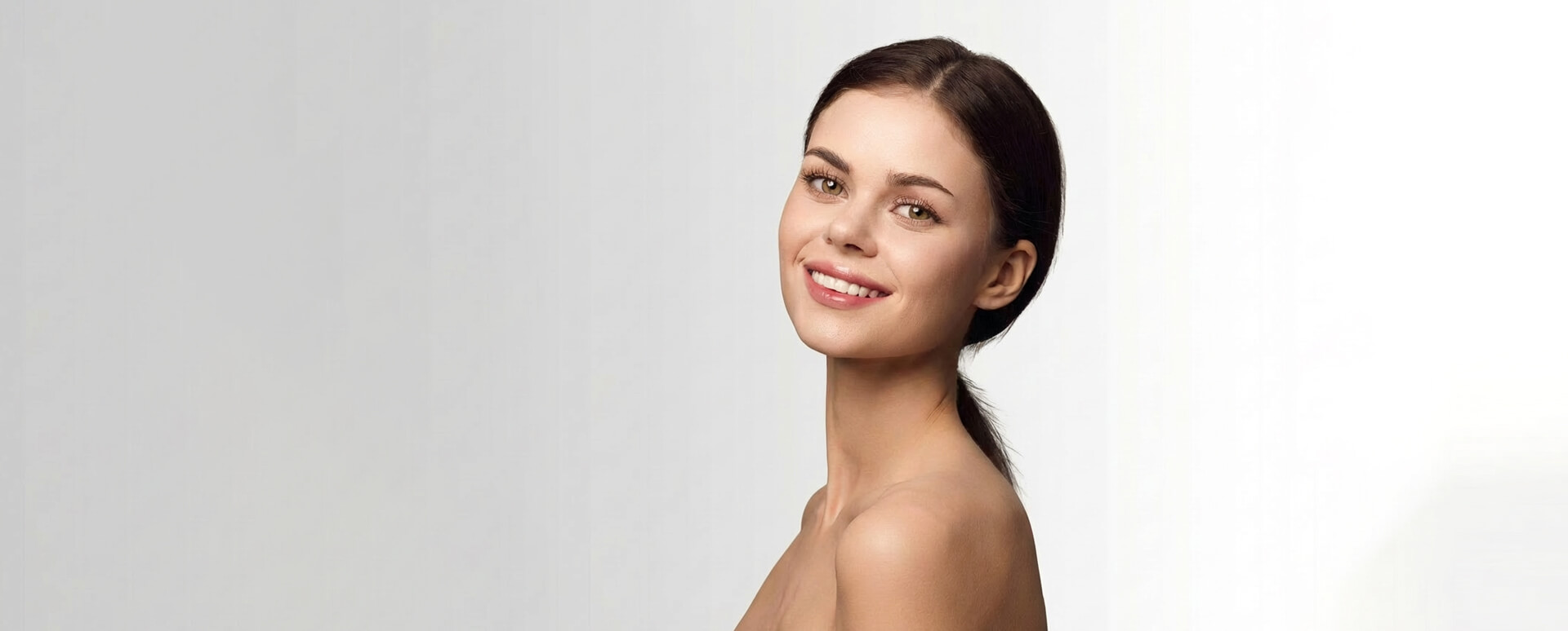 Eine hübsche Frau mit braunen Haaren